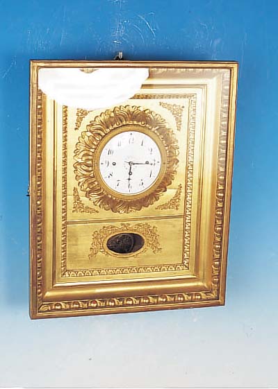 SOG. WIENER RAHMENUHR, UM 1830, VERGLASTE TüR, INTERNE VERZIERTE UND PROFI- LIERTE RAHMEN, SCHWUNGBEREICH DES PENDELS SICHTBAR ...