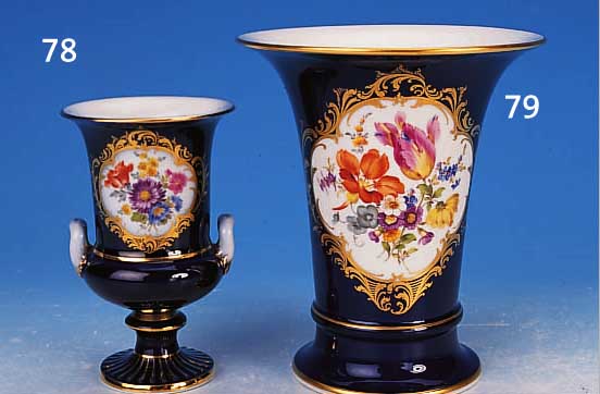 HENKELVASE, MEISSEN, UM 1924, PORZELLAN, KOBALTBLAUER FOND, IN KARTUSCHE FEINE BUNTE BLUMENBOUQUETMALEREI, REICHE GOLDSTAFFAGE, H. 13 CM