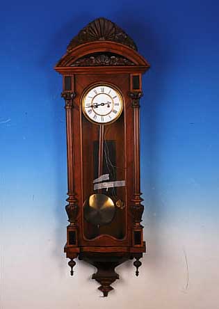 WANDUHR, GUSTAV BECKER, BRAUNAU, UM 1880/90, VERZIERTES HOLZGEHäUSE, GESCHNITZTE KAPITELLE UND BASEN, ORIG.-AUSATZ, UNTERE KLEINE VER- ZIERUNG ...