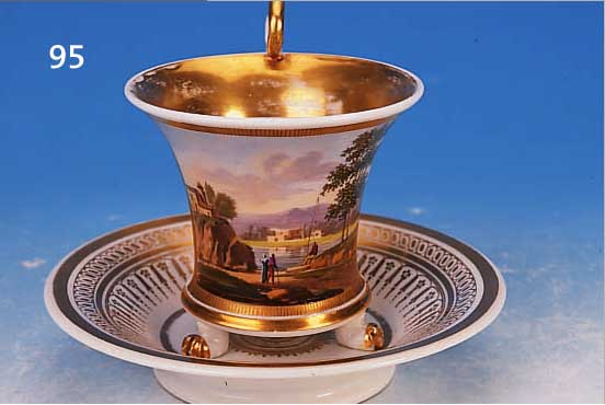 TASSE MIT UNTERTASSE, WOHL PARIS, UM 1820, PORZELLAN, FEINE BUNTE BEMALUNG, IN KARTUSCHE QUALITäTVOLLE DARSTELLUNG EINER SONNENDURCH- FLUTETEN ...