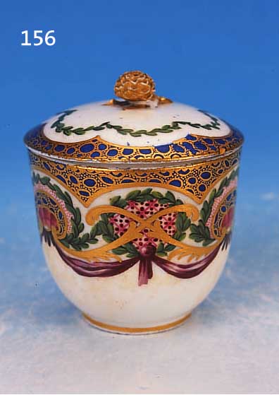 DECKELTASSE, SEVRES, UM 1753-54, WEICHPORZELLAN, SCHöNE BUNTE BEMALUNG VON BLATTWERK U. GIRLANDE, GOLDSTAFFIERT, DECKEL- BEKRöNUNG ...