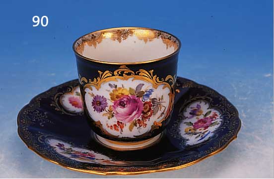 TASSE MIT UNTERTASSE, MEISSEN, UM 1860-80, PORZELLAN, KOBALTBLAUER FOND, SEHR SCHöNE BLUMENMALEREI VON BESTER QUALITäT, TASSE MIT EINER, ...