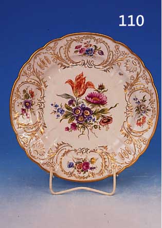 ZIERTELLER, FRANKENTHAL, UM 1772-82, BERG- DOLL-ZEIT, FEINE BUNTE BLUMENMALEREI, MITTIG GROßES BOUQUET, UMLAUFEND VIER KARTUSCHEN MIT KLEINEN ...