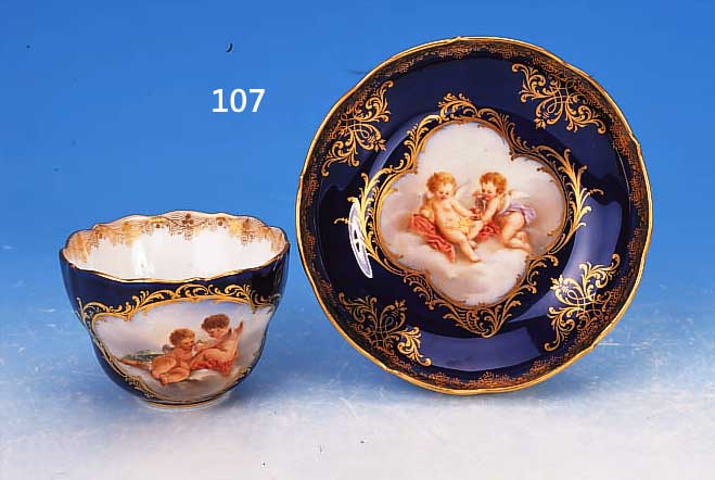 TASSE MIT UNTERTASSE, MEISSEN, UM 1860/80, PORZELLAN, KOBALTBLAUER FOND, QUALITäTVOLLE BEMALUNG, TASSE UND UNTERTASSE MIT JE EINER KARTUSCHE, ...