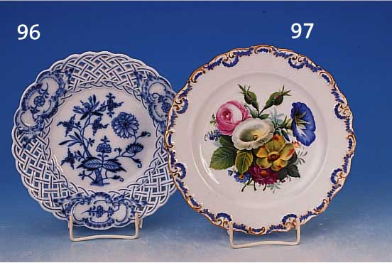TELLER, MEISSEN, UM 1860, PORZELLAN, RAND INDURCHBRUCHARBEIT, BLAUE BEMALUNG, ZWIEBELMUS- TER, D. 20 CM