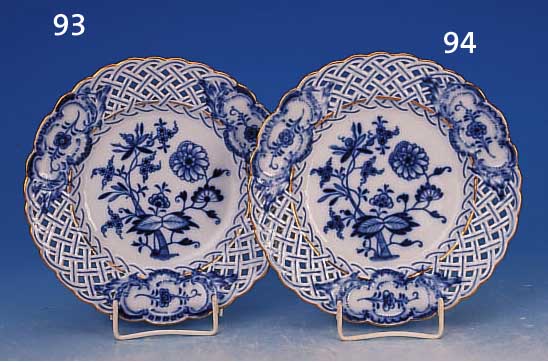 TELLER, MEISSEN, UM 1860, PORZELLAN, BLAUE BEMALUNG, ZWIEBELMUSTER, RAND IN DURCHBRUCH- ARBEIT, GOLDSTAFFAGE, D. 20 CM