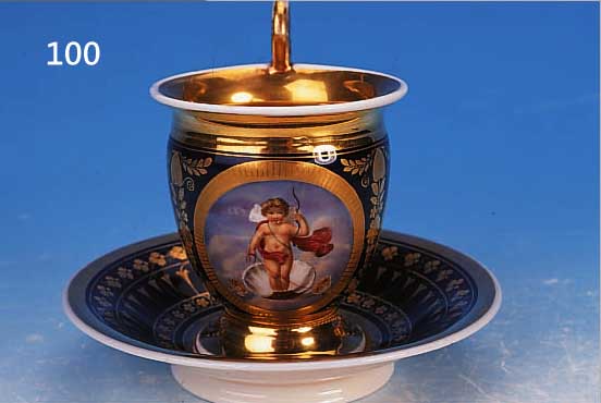 TASSE MIT UNTERTASSE, PARIS, UM 1820, PORZELLAN, KOBALTBLAUER FOND, FEINE BUNTE BE- MALUNG, IN DREI OVALEN KARTUSCHEN QUALITäT- VOLLE ...