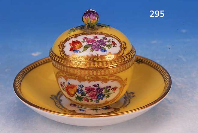 KL. DECKELTASSE, MEISSEN, UM 1860-80, PORZELLAN, ZITRONENGELBER FOND, DREI KAR- TUSCHEN MIT BUNTER BLUMENBOUQUETMALEREI, GOLD-STAFFAGE, ...