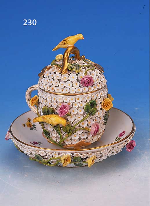 DECKELTASSE MIT UNTERTASSE, MEISSEN, UM 1860- 80, PORZELLAN, TASSE UND UNTERTASSE MIT KLEINEN BLüMCHEN IM SOG. SCHNEEBALLDEKOR BE- SETZT, DREI ...
