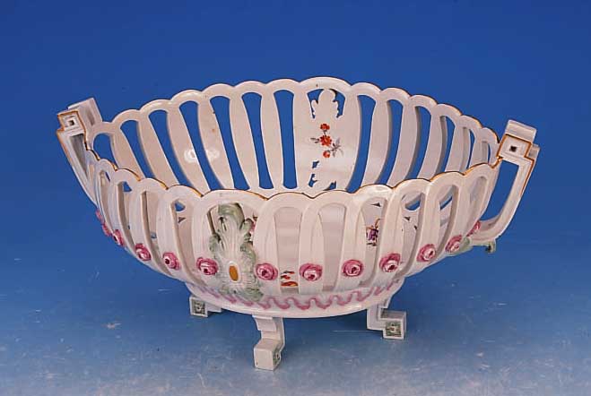 KORBSCHALE, MEISSEN, UM 1840-60, PORZELLAN, WANDUNG IN DURCHBRUCHARBEIT, BESETZT MIT PLAS-TISCHEN ROSENKNOSPEN, INNEN BUNTE BEMALUNG ...