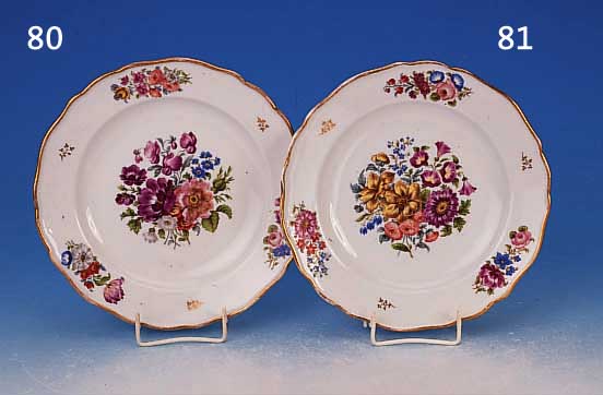 ZIERTELLER, MEISSEN, UM 1840, PORZELLAN, SCHöNE BUNTE BLUMENBEMALUNG, MITTIG GROßES BOUQUET, AUßEN DREI KLEINERE, GOLDSTAFFAGE, DIESE AM ...