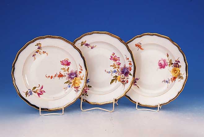 DREI TELLER, MEISSEN, UM 1860-80, PORZELLAN,KOBALTBLAUE RäNDER, GOLDSTAFFIERT, FEINE BUNTEBLUMENBEMALUNG VON BESTER QUALITäT, JE EIN GROßES ...