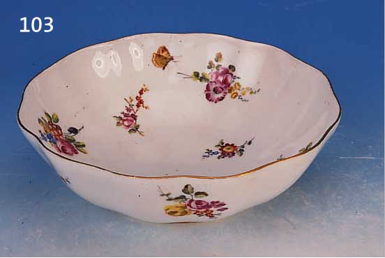 SCHALE, SEVRES, 1762, PORZELLAN, FEINE BUNTEBEMALUNG INNEN UND AUßEN, DARST. KLEINER BLU- MENBOUQUETS, STREUBLüMCHEN U. SCHMETTERLING, GOLDRAND, ...