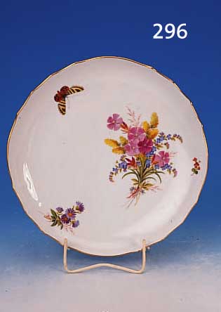 RUNDE PLATTE, MEISSEN, 1. HäLFTE 20. JH., PORZELLAN, FEINE BUNTE BEMALUNG, DARST. EINES FRüHLINGSBOUQUETS, STREUBLüMCHEN UND SCHMET- TERLINGS, ...