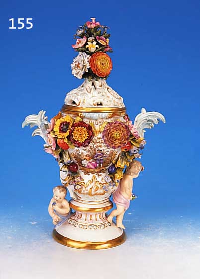PRUNKVASE, MEISSEN, UM 1860-80, PORZELLAN, REICH MIT PLASTISCHEN BLUMEN, BLäTTERN UND OBST APPLIZIERT, FLANKIERT VON ZWEI ...
