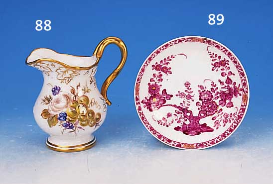 KLEINER TELLER, MEISSEN, UM 1760, PORZELLAN,PURPURFARBENE BEMALUNG VON INDIANISCHEN BLU- MEN, GOLDSTAFFIERT, L. BER., D. 13 CM, AM RAND MIN. ...
