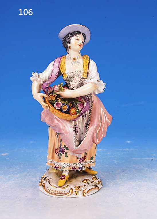 PORZELLANFIGUR, MEISSEN, UM 1880, BLUMENVER-KäUFERIN, BUNT BEMALT, SEHR QUALITäTVOLL, KLEID MIT PART. SPITZENBESATZ, GOLDSTAFFAGE, ALTERSBED. ...