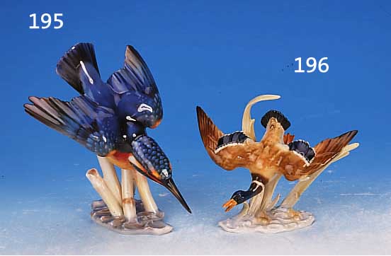 PORZELLANFIGUR, HUTSCHENREUTHER KUNSTABTEI- LUNG, SIGN. ACHTZIGER, EISVOGEL, BUNT NATU- REALISTISCH BEMALT, H. CA. 15.5 CM