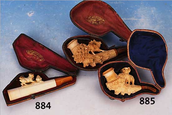 ZIGARRENSPITZE, DEUTSCH, UM 1870, MEERSCHAUMGESCHNITZT MIT DREI VOLLPLASTISCHEN MöPSEN, L. CA. 9.5 CM, ORIG. ETUI