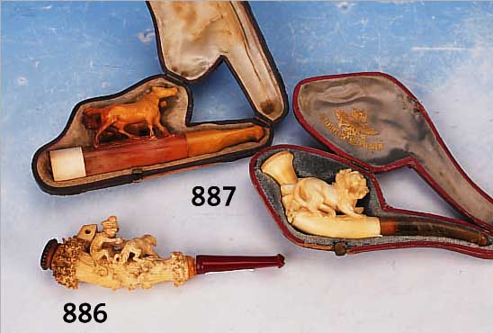 ZIGARRENSPITZE, DEUTSCH, UM 1870, MEERSCHAUMREICH GESCHNITZT, RASTENDER WANDERER MIT AFFE UND HUND, GUCKLOCH MIT EROTISCHER SZENE, L. CA. 12 CM, ...