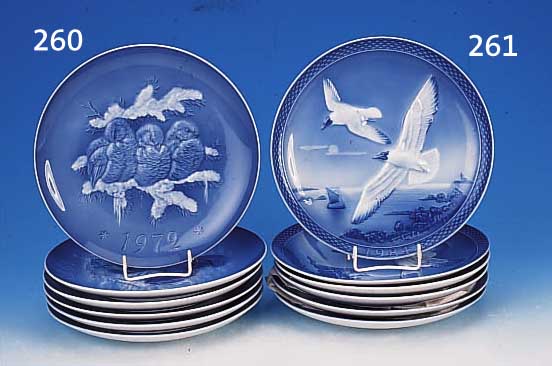 SECHS SAMMLERTELLER, HUTSCHENREUTHER, 1979- 1984, PORZELLAN, 2. WAHL, BLAUER UNTER- GLASURDEKOR, D. JE CA. 26 CM