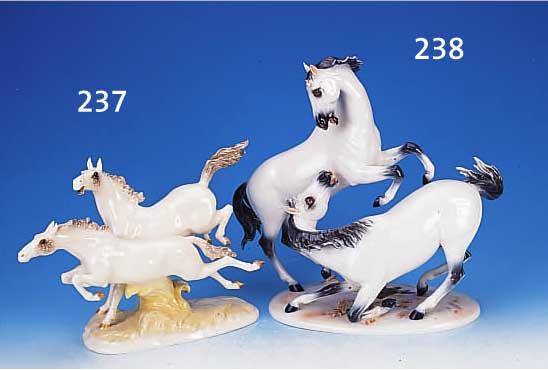 PORZELLANFIGUR, HUTSCHENREUTHER KUNSTABTEIL., 60ER JAHRE, SIGN. M.H. FRITZ, GALOPPIERENDE PFERDE, SPARSAM NATURALISTISCH BEMALT, H. CA. 28.5 CM