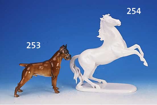 PORZELLANFIGUR, ROSENTHAL KUNSTABTEILUNG, SIGN. KäRNER, DARST. EINES BOXER-HUNDES, BUNT NATURALISTISCH BEMALT, H. CA. 20.5 CM