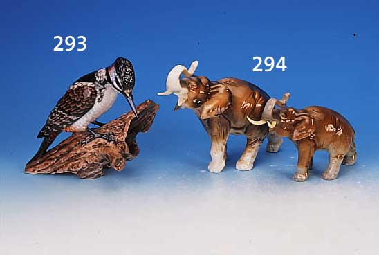 PORZELLANFIGUR, ROSENTHAL, NEUAUSFORMUNG, 2. WAHL, DARSTELLUNG EINES BUNTSPECHTES, BUNT BEMALT, H. CA. 21.5 CM