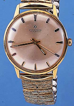 KONVOLUT: 2 GOLDARMBANDUHREN, 1X JUNGHANS, GG 585/000, BODEN GEDR., VERS. BLATT, KAL. 620/00, 17 ST., HANDAUFZUG, STOßGES., UM 1962,METALLBAND ...