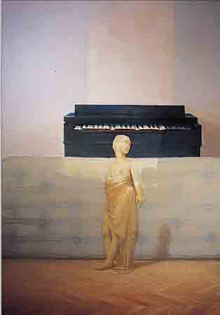 DONI, LUIGI, GEB. 1947 FLORENZ, ZAHLREICHE AUSSTELLUNGEN VORWIEGEND IN ITALIEN, HIER: PIANOLA CON MATRAZZO, ÖL/LWD, RE. U. SIGN., CA. 117 X ...