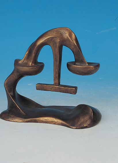 FLöHRL, HUBERT, WAAGE, BRONZEGUß, MONOGR., H. CA. 15,5 CM, B. CA. 18 CM