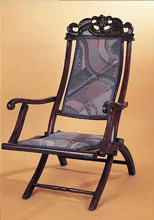 KLAPPSTUHL, WOHL ENGLAND, UM 1900, BUCHE MASSIV, GIEBEL GESCHNITZT, H. CA. 112 CM, SH. CA. 43 CM, WURMBEFALL