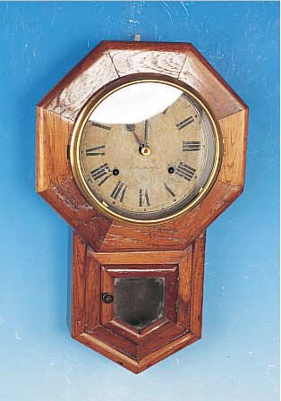 WANDUHR, ENGLAND, UM 1900, SOG. ACT OF PAR- LIAMENT-UHR, HOLZGEHäUSE, VERGLASTE TüR, LüNETTE SEK., METALLZIFFERBLATT ALTERSBEDINGT FLECKIG, ...