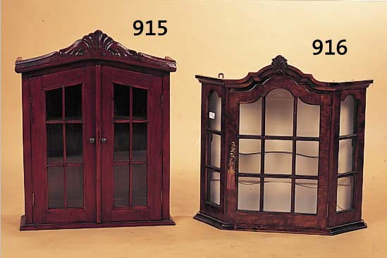 WANDSCHRäNKCHEN, UM 1890/1900, MAHAGONIFARBEN GEBEIZTES HOLZ, VERSPROSST VERGLAST, ZWEI BöDEN, CA. 63 X 50 X 15 CM