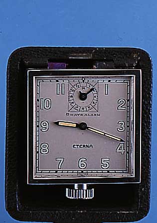 ETERNA REISEWECKER 8-TAGE, REF.-NR. 2606980,SCHWEIZ UM 1940, ETUI LEDERBEZ., INNENGEH. VERCHR., ANTRIEB GETR. FEDERH., WECHSELSEIT. üBER EINE ...