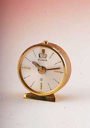 LE COULTRE TISCHWECKERCHEN, REF.-NR. 101, SCHWEIZ UM 1958, METALL VERG., 8-TAGEWERK, WECKZEIT ANGEZ. DURCH FENSTER BEI 12, TAG U. NACHTANZ. IN ...