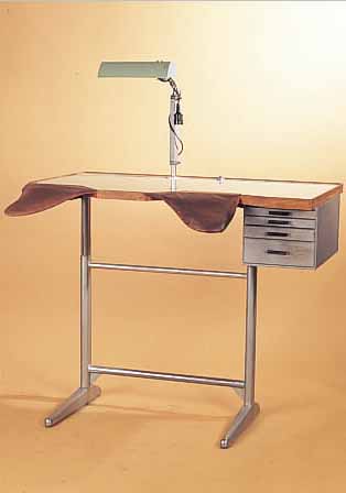 UHRMACHERTISCH, DT., UM 1960, HOLZPLATTE MIT HARTKUNSTSTOFF BESCHICHTET, SCHWENKBARE DAZUGEHöRENDE ARBEITSLAMPE, 4 KLEINE SCHUB- LADEN, ...