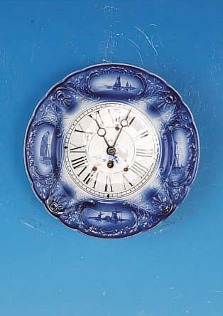 WANDUHR, DT., UM 1900, ZIFFERBLATT IN TEL- LERFORM , KERAMIK MIT WINDMüHLENMOTIV U. SCHIFFFAHRTSSZENE, BREGUETZEIGER, MESSING- ...