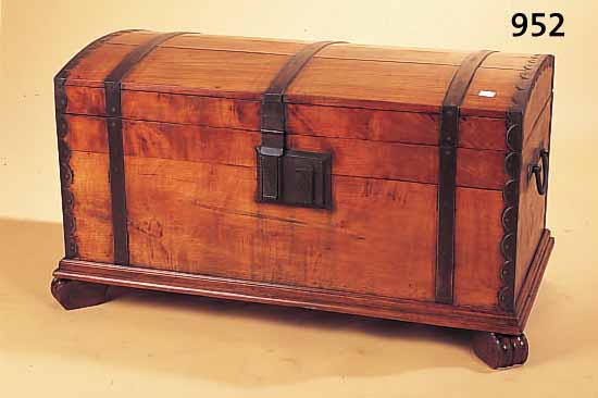 RUNDDECKELTRUHE, DEUTSCH, UM 1880, KIRSCHBAUM MASSIV, 57 X 99 X 51 CM, ALTERSBEDINGT BESCHäDIGT