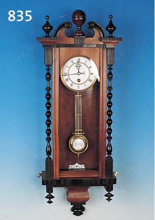 WANDUHR, DT., UM 1880, VERZIERTES HOLZGE- HäUSE, SCHWARZ ABGESETZT, ZWEI SEITLICHE GE- DREHTE VOLLSäULEN, ORIGN.-AUFSATZ, DREISEITIG VERGLAST, ...
