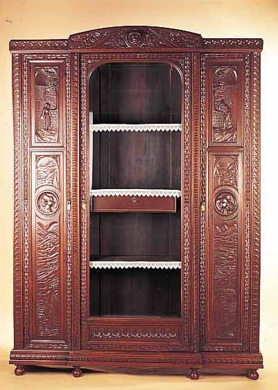 BüCHERSCHRANK, FRANKREICH, BRETONISCH, UM 1880, WOHL KASTANIE MASSIV, REICH GESCHNITZT, VERGLASTE MITTELTüR, INNENEIN- RICHTUNG, ...