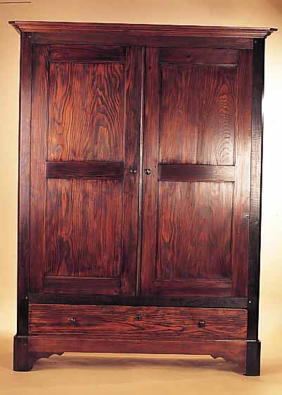 GROßER SCHRANK, FRANKREICH, UM 1830, WEICHHOLZ UND EICHE, SOCKELSCHUB, EIN BODEN