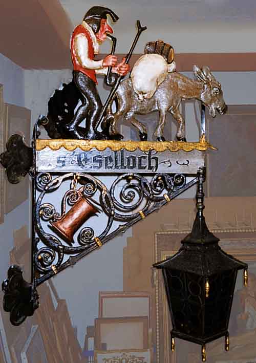 WIRTSHAUSSCHILD, DEUTSCH, UM 1880/1900, SCHMIEDEEISERN, MIT BLEIVERGLASTER LATERNE, FIGURENBEKRöNUNG AUS GETRIEBENEM EISEN, ...