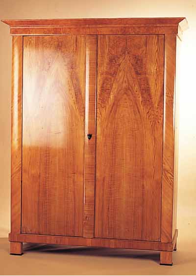 SCHRANK, ÖSTERREICH, UM 1830, RüSTERFURNIER, LEICHT VERZOGEN, TEILREST., L. FURNIERSCHäDEN 187 X 143 X 58 CM