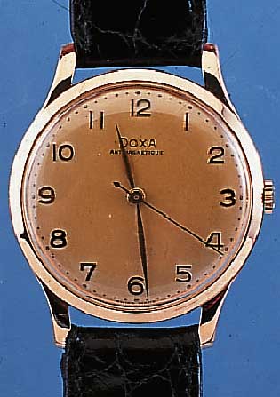 DOXA HERRENARMBANDUHR ANTIMAGNETIC, REF.-NR.938374, SCHWEIZ UM 1945, RG 585/000, D. CA. 37 MM, ORIG.-BLATT ALTERSBED. L. FARBL. GET., BODEN U. ...