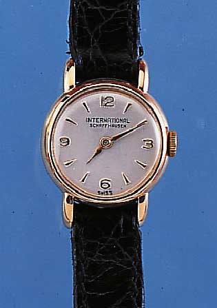 IWC DAMENARMBANDUHR, SCHWEIZ UM 1956, ROSE- G. 750/000, BODEN GEDR., BLATT REST., FORMAN- KERW., KAL. 41, HANDAUFZUG, SCHR.-UNR., FLACH-SPIR., ...