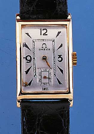 OMEGA HERRENARMBANDUHR, REF.-NR. 8968411, SCHWEIZ/DEUTSCHLAND UM 1938, GG 585/000, RECT., BODENSCHARNIER, BLATT REST., KL. SEK. TEILVERT., ...
