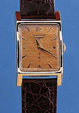 LONGINES HERRENARMBANDUHR, REF.-NR. 7537, SCHWEIZ/USA UM 1954, GG 585/000, AUFWEND. RECT.-FORM, BODEN GEDR., GUILL. U. VERS. BLATTM. AUFGEL. ...