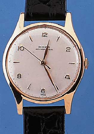DOXA HERRENARMBANDUHR, SCHWEIZ UM 1948, RG 585/000, BODEN GEDR., BLATT REST., RUNDANKER- W., 17 ST., HANDAUFZUG, SCHR.-UNR., FLACH- SPIR., NOCH ...