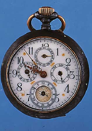 OFFENE HERRENTASCHENUHR VOLLKALENDER INCLUSI- VE MONDPHASE, SCHWEIZ UM 1902, BRüN. STAHL- GEH., EMAILBL. RISS., VOLLKALENDERANZ. INCL. MONDPHASE ...